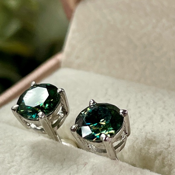 2ct Green Diamond studs earrings in 925 Silver. Screw in style. Earth mined - Picture 12 of 13